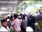 rumah-menko-polhukam-mahfud-md-di-pamekasan-didemo-ratusan-warga-selasa-1122020.jpg