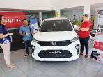 sales-menjelaskan-kelebihan-Daihatsu-Xenia-kepada-konsumen.jpg