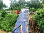 sebuah-truk-yang-memuat-bata-ringan-terperosok-ke-sungai.jpg