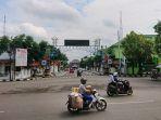 sejumlah-pengguna-jalan-melintas-di-gerbang-masuk-pemkab-pemalang-selasa-922021.jpg