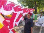 thoi-supriyanto-53-penjual-bendera-dan-umbul-umbul-menata-dag.jpg