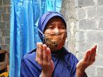 tiah-meneteskan-air-matanya-sambil-bersyukur-atas-bantuan-warga-desa.jpg