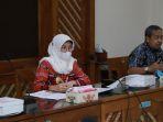 wakil-bupati-kebumen-ristawati-purwaningsih-saat-memimpin-rapat-evaluasi-cap.jpg