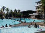 wisata-air-kendal-padat-pengunjung-kolam-renang-tirto-arum.jpg