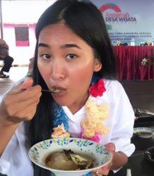 Kunjungi Kampung Yoboi, Putri Indonesia Pariwisata Akui Kelezatan Papeda Papua