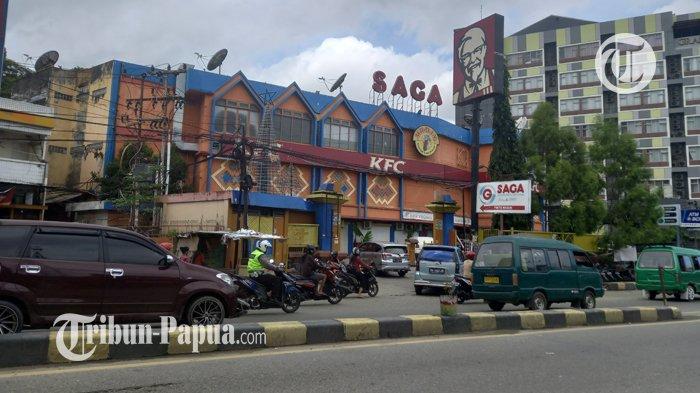 Memasuki hari ke tiga tahun baru 2022, aktivitas lalulintas untuk jalur masuk Departement Store Saga Mall Abepura kembali normal.