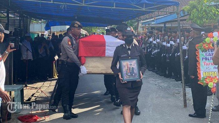 Bripda Risman Rahman Korban Jembatan Putus di Pegunungan Bintang Akhirnya Dimakamkan