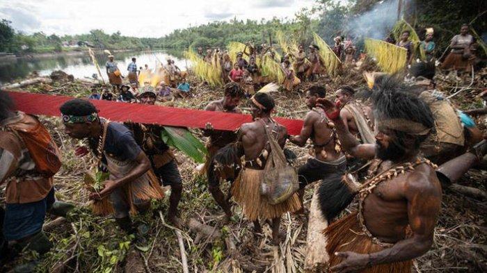 Suku Awyu berkumpul saat upacara pemasangan tanda di kampung Kowo, Boven Digoel, Papua Selatan, 24 Juni 2023.