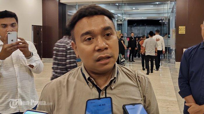 JAYAPURA TERKINI - Staf Khusus (Stafsus) Presiden RI Joko Widodo Bidang Inovasi dan Milenial, Gracia Billy Mambrasar saat diwawancarai Tribun-Papua.com di Jayapura terkait persiapan peresmian PYCH oleh Presiden Jokowi, Jumat (10/3/2023).