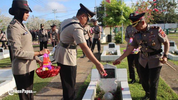 Peringati Hari Bhayangkara ke-78, Polres Merauke Ziarah dan Tabur Bunga di TMP Trikora