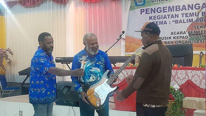 Lestarikan Seniman Jayawijaya, Disbudpar Bantu Alat Musik dan Uang Pembinaan