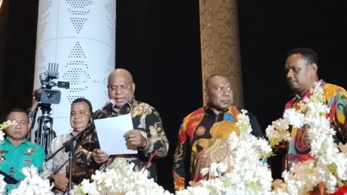 UMP PAPUA 2026 - Gubernur Papua, Mathius Fakhiri dan Wakilnya, Aryoko Rumaropen menyampaikan sambutan dalam acara Ibadah Syukur dan Pesta Rakyat di Kota Jayapura, Jumat (31/10/2025). Pemerintah Provinsi Papua telah resmi menetapkan Upah Minimum Provinsi (UMP) untuk tahun 2026.