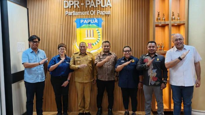 SEKOLAH PENERBANGAN - Anggota DPR Papua, Johanes Markus Wakum (dua dari kanan), saat foto bersama usai pertemuan dengan Direktur AAG Indonesia Karin Emma Ingkan (dua kiri), juga turut dihadiri Wakil Gubernur Papua Aryoko Rumarope mewakili Gubernur (tiga dr kiri), Ketua DPR Papua Denny H. Bonay (tengah), Ketua KADIN Papua Ronald Anthonio (kanan), di Jayapura, Selasa (18/11/2025). Pertemuan tersebut membahas terkait  Sekolah Pilot PT Alpha Aviation Group (AAG) di Biak. Diharapkan pemerintah pusat maupun daerah dapat melihat peluang ini sebagai bagian dari kebijakan pembangunan SDM unggul Papua. (Dok. Humas DPR Papua)