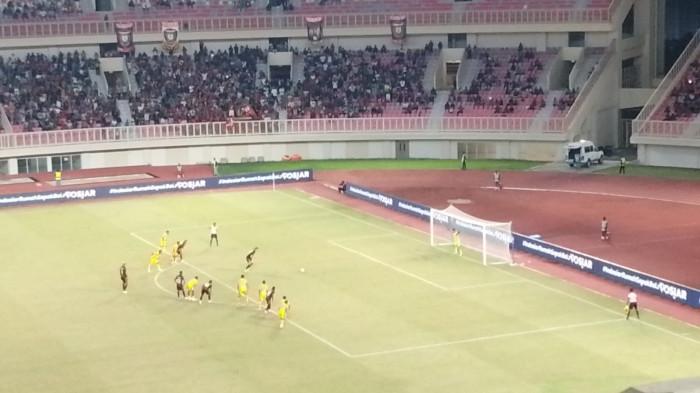 PENALTI - Pemain Persipura Jayapura Matheus da Silva mencetak gol lewat drama pada lanjutan Grup Timur Pegadaian Championship di Stadion Lukas Enembe, Papua, Jumat (7/11/2025) malam WIT.