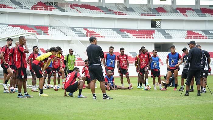LATIHAN - Persipura Jayapura bertandang ke markas PSIS Semarang, Stadion Jatidiri Semarang, menghadapi tuan rumah pada Selasa (18/11/2025) sore WIB. Anak asuhan Rahmad Darmawan sudah uji coba lapangan, Senin (17/11/2025) pagi.
