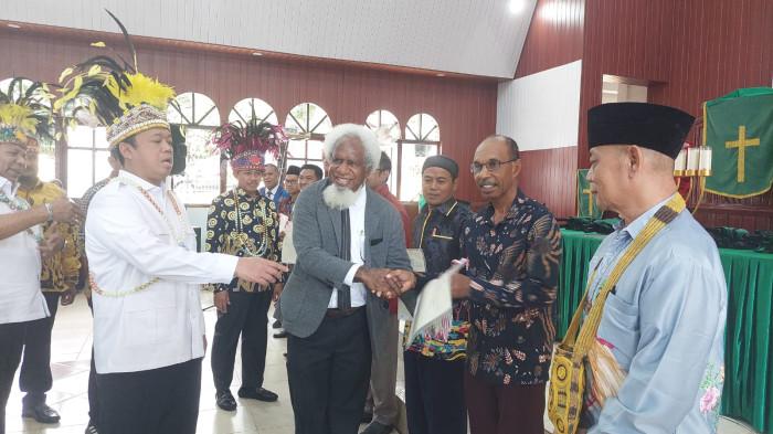 SERTIFIKASI TANAH - Menteri Agraria dan Tata Ruang/Kepala Badan Pertanahan Nasional (ATR/BPN), Nusron Wahid (mahkota cenderawasih) didampingi Ketua FKUB Papua Pdt Lipius Biniluk menyerahkan sertifikat untuk sejumlah rumah ibadah di Gereja GKI Kasih, Distrik Jayapura Utara, Kota Jayapura, Papua, Rabu (19/11/2025).