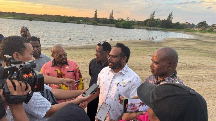 SENATOR ARIANTO KOGOYA: Wawancara Senator Arianto Kogoya usai pertemuan bersama bupati dan wakil bupati terpilih Kabupaten Yahukimo dan Kabupaten Nduga, di Pantai Pic 2 Jakarta Utara, Rabu sore, (5/2/2025). Arianto mengharapkan delapan bupati-wakil bupati terpilih segera dilantik sehingga pembangunan segera berjalan.