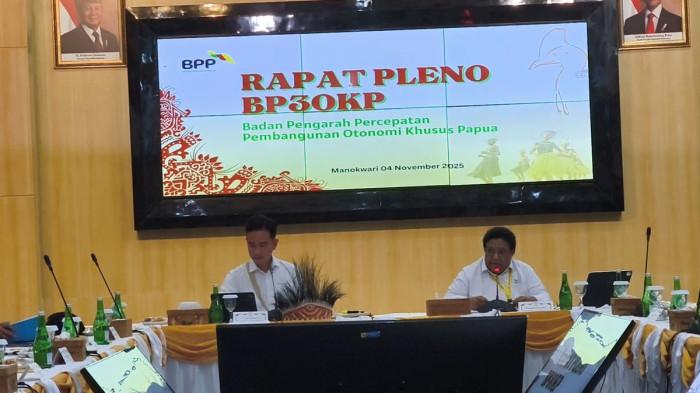 RAPAT TERBATAS - Wakil Presiden RI Gibran Rakabuming langsung memimpin rapat pleno Badan Pengarah Percepatan Pembangunan Otonomi Khusus Papua (BP3OKP) usai tiba di Manokwari, Papua Barat, Selasa (4/11/2025).(KOMPAS.com/Rahel)