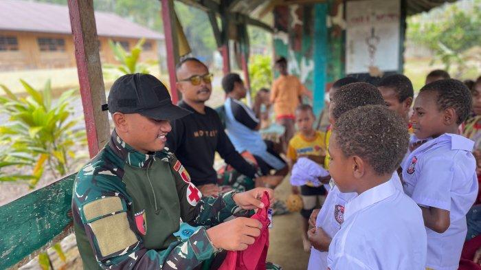 Peduli Pendidikan di Perbatasan Papua, Satgas Yonif 512/QY Bagikan Seragam dan Perlengkapan Sekolah