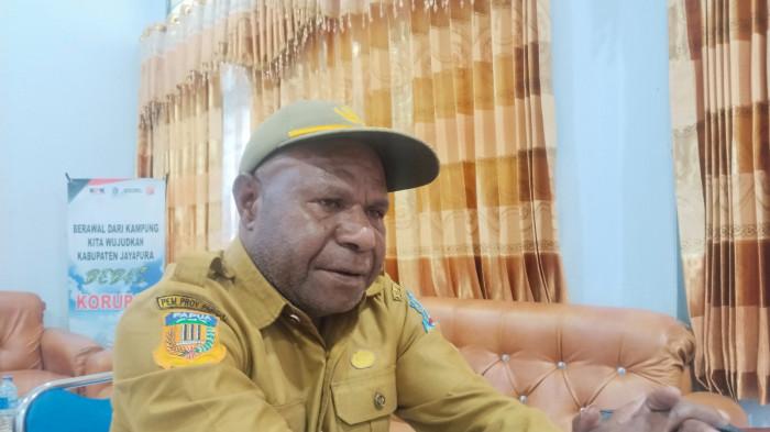 DANA DESA - Pelaksana Tugas (Plt) Kepala Dinas Pemberdayaan Kampung (DPMK) Teben Gurik ketika ditemui di ruang kerjanya di komplek kantor Bupati Jayapura, Gunung Merah Sentani