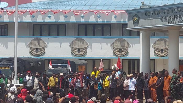 AKSI MASSA DI WAMENA - Salah satu perempuan Papua Pegunungan yang menyampaikan orasi pada demo penolakan kehadiran militer di sejumlah kampung di Kabupaten Jayawijaya, berlangsung di Kantor DPR Kabupaten Jayawijaya, Selasa (2/9/2025)