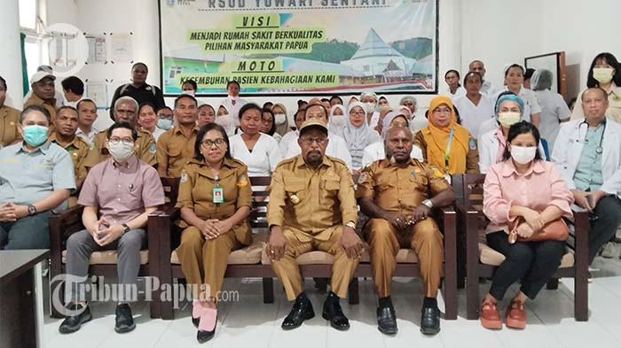 DARURAT KESEHATAN - Bupati Jayapura Yunus Wonda dalam pertemuan dengan pihak Rumah Sakit Umum Daerah (RSUD) Yowari berlangsung di aula RSUD Yowari, Doyo Lama, Distrik Waibhu, Kabupaten Jayapuera,