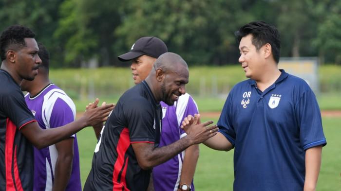 JERSEY PERSIPURA - Manajer Persipura Jayapura, Owen Rahadiyan disalam Boaz Solossa dan kolega usai menjalani sesi latihan di Yogyakarta. Harapan dan semangat baru begitu terasa. (Dok.Media Officer Persipura)
