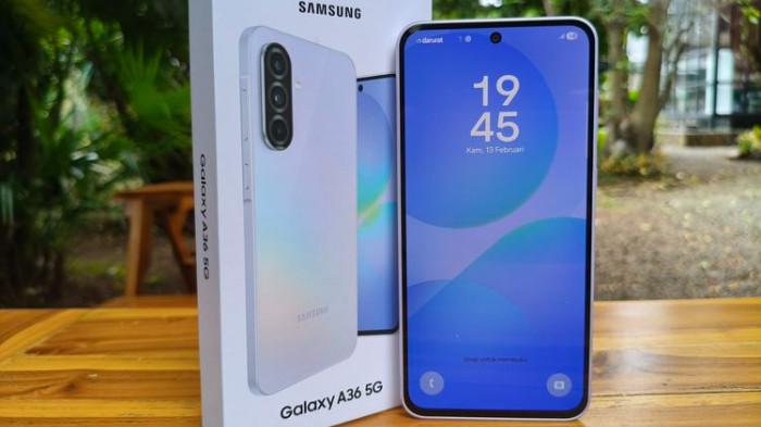 GALAXY A36 5G - Tampilan Samsung Galaxy A36 bersama kotak penjualannya yang terlihat ramping.