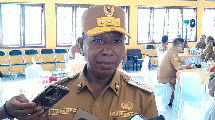 Gubernur Papua Selatan, Apolo Safanpo saat diwawancarai wartawan di Merauke.