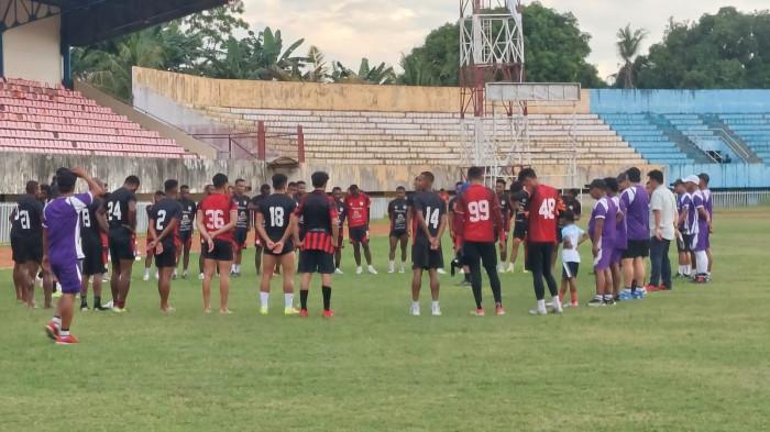 LATIHAN - Tim Persipura Jayapura berkumpul usai menjalani latihan di Stadion Mandala, Selasa (21/10/2025) jelang  menjamu PS Barito Putera pada laga pekan ke-7 Championship di Stadion Lukas Enembe, Jayapura, Papua, pada Sabtu (25/10/2025) sore.