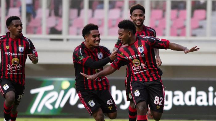PERSIPURA - Pemain Persipura Jayapura, Jeam Kelly Sroyer dan kolega merayakan gol usai sukses mengeksekusi tendangan bebas ke gawang Barito Putera dalam laga di Stadion Lukas Enembe, jayapura, Papua, Minggu (15/2/2026.