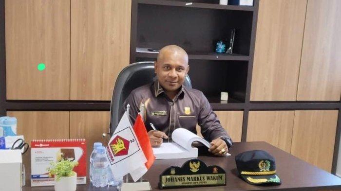 LAYANAN PUBLIK - Anggota DPRP Papua Johanes Markus Wakum (JMW) saat berada di ruang kerjanya, di Kota Jayapura. Ia mengapresiasi langkah konkrit bupati dan wakil bupati Biak Numfor dalam program 100 hari kerja. (Dok pribadi)