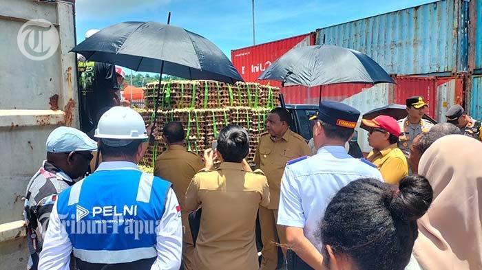 Kendalikan Inflasi Daerah, Bupati Yapen Tinjau Kontainer Bapok yang Tiba di Pelabuhan Serui