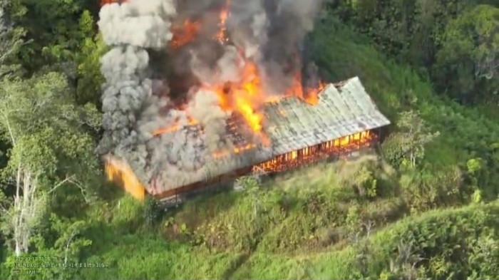 BAKAR SEKOLAHAN – Diduga Kelompok Kriminal Bersenjata (KKB) membakar Gedung SMP Negeri Kiwirok di Desa Sopamikma, Distrik Kiwirok, Kabupaten Pegunungan Bintang, Senin (13/10/2025). 