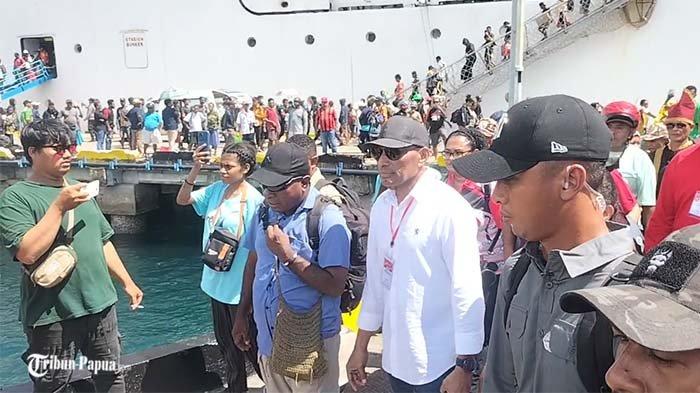 Benhur Tomi Mano Tiba di Serui, Iring-iringan Perahu Meriahkan Penjemputan Calon Gubernur Papua