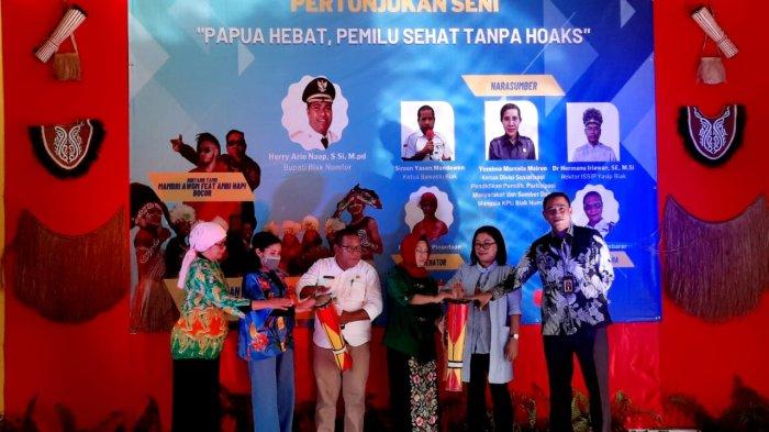 Cegah Hoaks, Kominfo RI Sosialisasi kepada Pemilih Pemula Pemilu 2024 di Kabupaten Biak Numfor