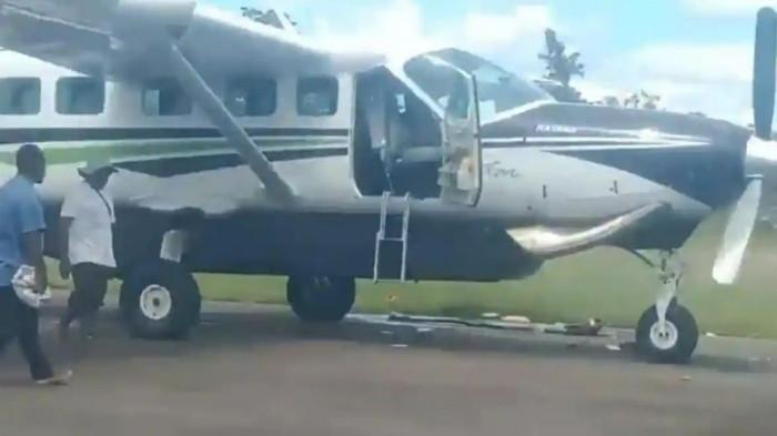 PESAWAT DITEMBAK - Kondisi pesawat Smart Air yang ditembaki sesaat setelah mendarat di Danawage/Koroway Batu, Kabupaten Boven Digoel, Papua Selatan, Rabu (11/2/2026).