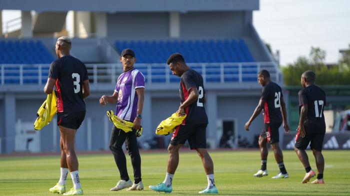 BERLATIH - Pelatih Persipura Jayapura, Ricardo Salampessy (kedua dari kiri) memimpin Arthur Jesus dan kolega dalam sebuah sesi latihan. (Dok. Media Officer Persipura)