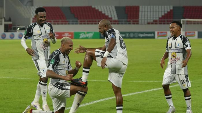 SELEBRASI - Kapten tim Persipura Jayapura, Boaz Solossa merayakan gol kemenangan saat melawan tuan rumah PSIS Semarang di Stadion Jatidiri, Selasa (18/11/2025). Persipura menang telak 4-0. (Dok. MO Persipura)