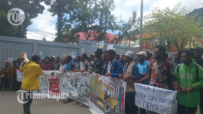 AKSI MASSA - Mahasiswa Universitas Cenderawasih (Uncen) menggelar aksi demonstrasi dalam rangka memperingati Hari Tani Sedunia, Rabu (24/9/2025)