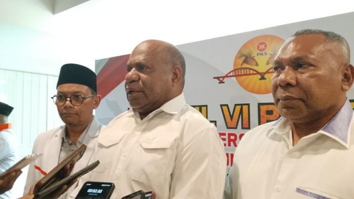 MUSWIL PKS PAPUA - Pasangan Calon Gubernur Papua nomor urut 2, Matius D. Fakhiri dan Aryoko Rumaropen atau Mari-Yo, menghadiri Musyawarah Wilayah (Muswil) VI Partai Keadilan Sejahtera (PKS) Papua yang digelar di Hotel Horison, Kotaraja, Kota Jayapura, pada Minggu (24/8/2025).