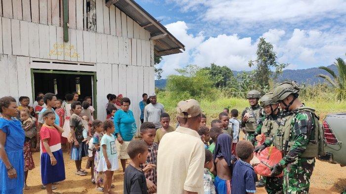 Satgas Yonif 512/QY Berbagi Kebahagiaan dengan Jemaat Gereja di Kampung Somografi Keerom Papua