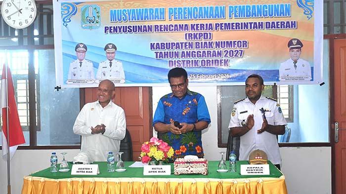 MUSRENBANG DISTRIK - Bupati Kabupaten Biak Numfor, Provinsi Papua, Markus Mansnembra (kiri) bersama Ketua DPRK Biak Daniel Rumanasen (tengah) dan Kepala Distrik Oridek Ronald Rumbiak (kanan)
