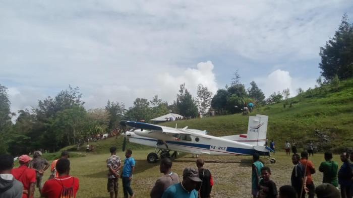 PENERBANGAN SUBSIDI - Pesawat  subsidi jenis Pilatus AMA sedang parkir di pedalaman Papua Pegunungan. Platus AM resmi mulai beroperasi pada 8 Januari 2026 untuk melayani masyarakat Distrik Puldama, Kabupaten Yahukimo. (dok warga for Tribun Papua)