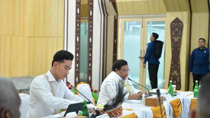 MEMBANGUN PAPUA - Wakil Menteri Dalam Negeri Republik Indonesia, Ribka Haluk, mendampingi Wakil Presiden Republik Indonesia, Gibran Rakabuming Raka, dalam Rapat Pleno Bersama Badan Pengarah Percepatan Pembangunan Otonomi Khusus Papua (BP3OKP) dan Komite Eksekutif Percepatan Pembangunan Otonomi Khusus Papua di Manokwari, Papua Barat, Selasa (4/11/2025). (dok. Kemendagri)