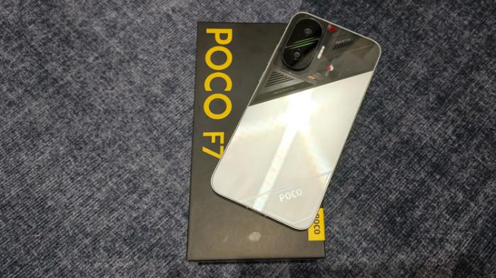 POCO F7 - POCO F7 varian Cyber Silver Edition beserta kotak kemasannya.