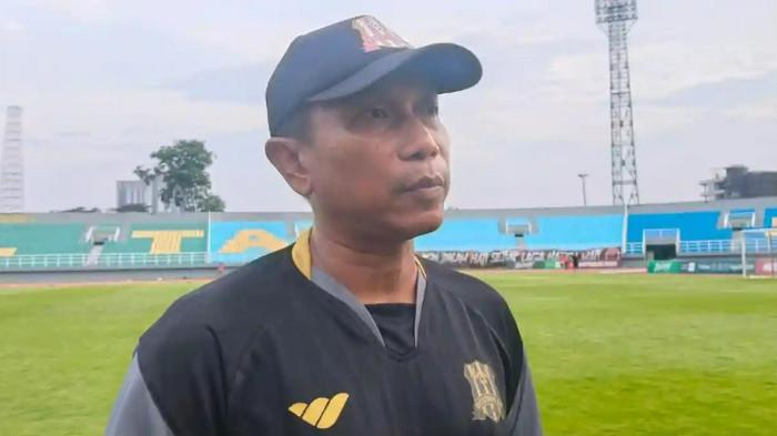 DELTRAS FC - Pelatih Deltras FC, Widodo Cahyono Putro ditemui SURYA.co.id usai latihan tim di Stadion Gelora Delta, Sidoarjo, Senin (5/1/2026).