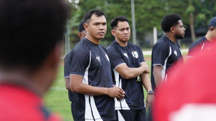 LATIHAN - Pelatih Persipura Jayapura, Ricardo Salampessy sedang memimpin skuad Mutiara Hitam menjalani pemusatan latihan (TC) di Wates, Yogyakarta, dari 2 Juli sampai 9 Agustus 2025. (Dok. Media Officer Persipura)