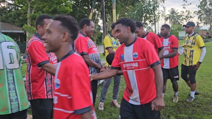 HADAPI LIGA III – Ketua Umum Persinab Nabire, Mesak Magai menyalami para pemain yang sedang bersiap melaju ke Liga III.