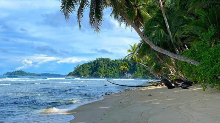 KEPULAUAN KUMAMBA - Pemandangan pantai di Kepulauan Kumamba, Kabupaten Sarmi, Papua.